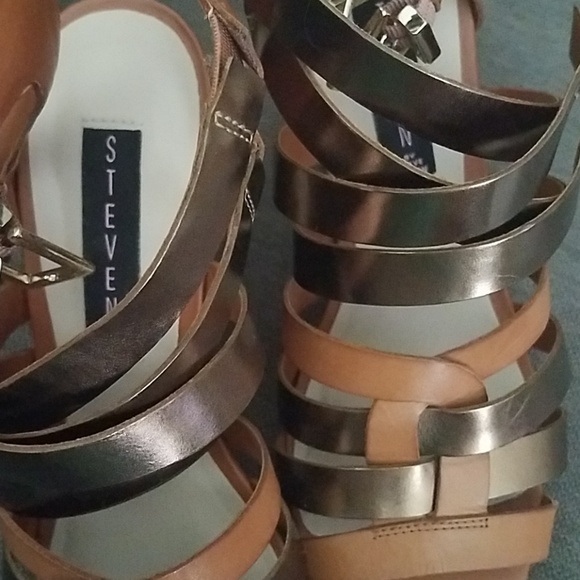 Beautiful strappy metallic wedge sandals - Picture 3 of 4